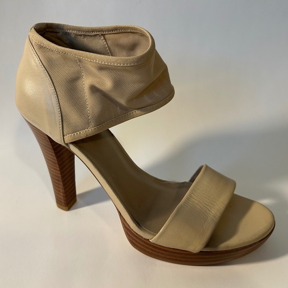 Stuart Weitzman - Picture 1 of 8